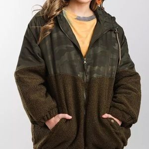 Boundless North buckle Camo pierced SM jacket, oversized pockets NWOT army green